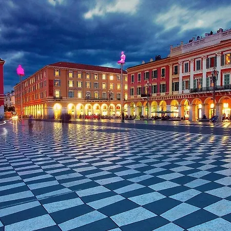 Plein Centre Climatise Et Spacieux Avec Grande Terrasse Sur Le Toit A Nice